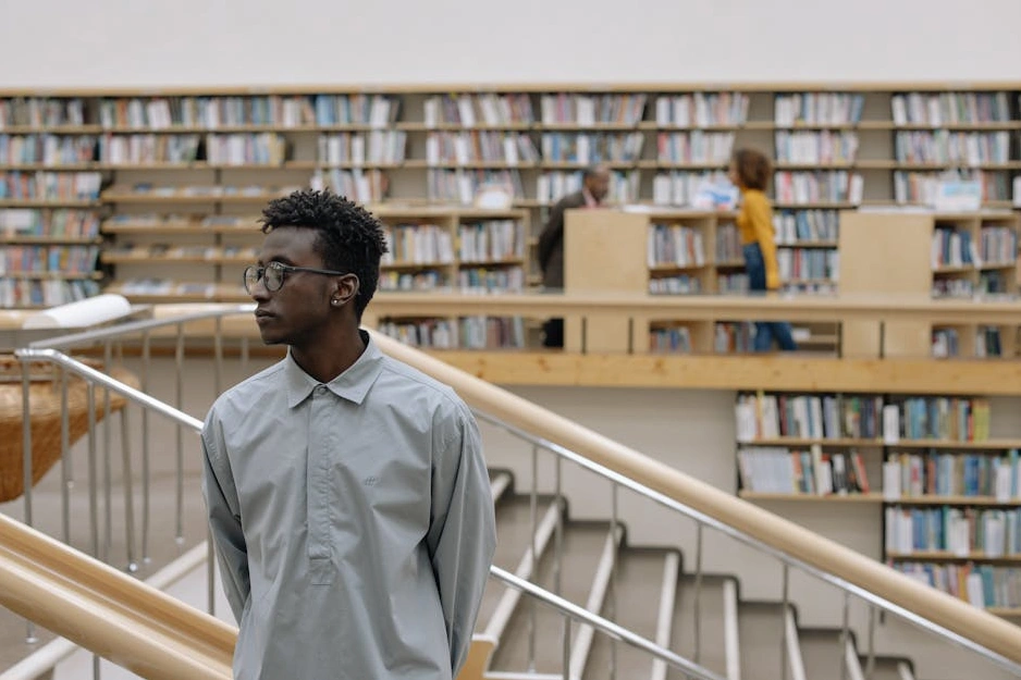 Finansal kitaplar okuyan ve notlar alan orta yaşlı bir grup insan